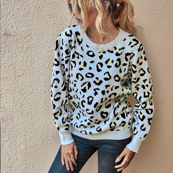 🆕Leopard Print Backless Sweater Light Gray - Picture 4 of 7